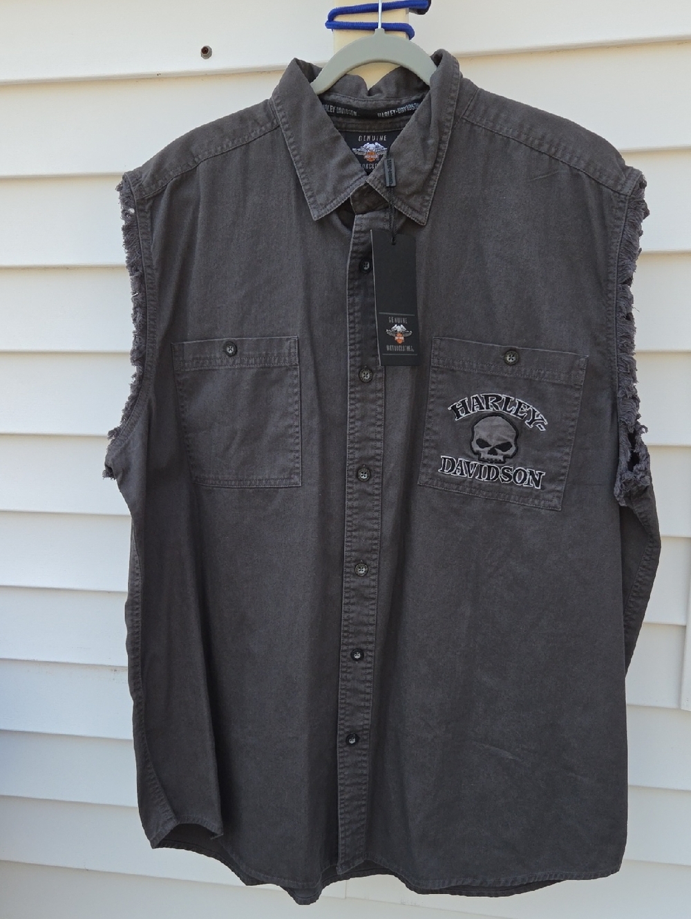 NWT Harley-Davidson Gray Sleeveless Button-Up Shirt with Skull Embroidery